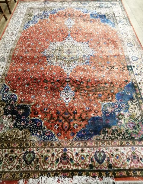 A Kashan red ground carpet 300 x 200cm